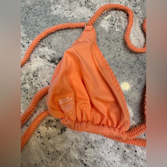 Monday Swimwear Summer Peach Crinkle Hanalei Top Size V - Picture 6 of 6